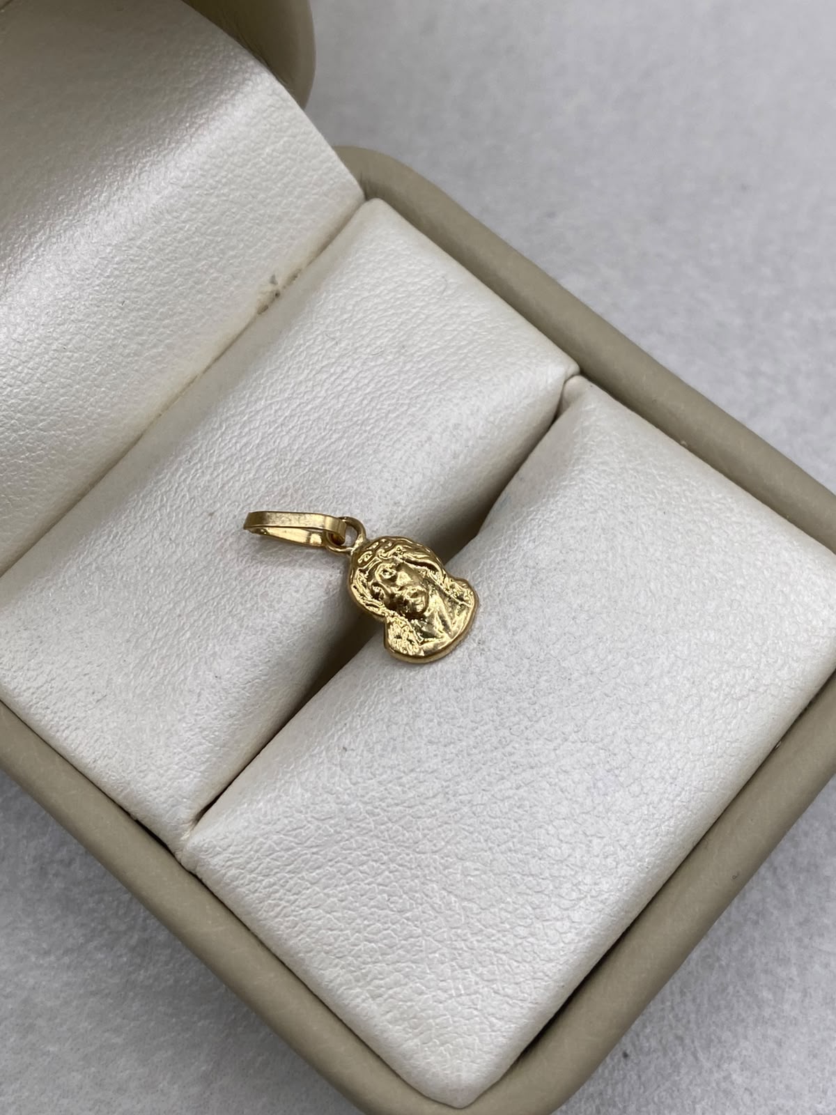 Dije jesucristo Oro amarillo 18k 0,34 Gr / 7,11 mm / 2,0 Cm