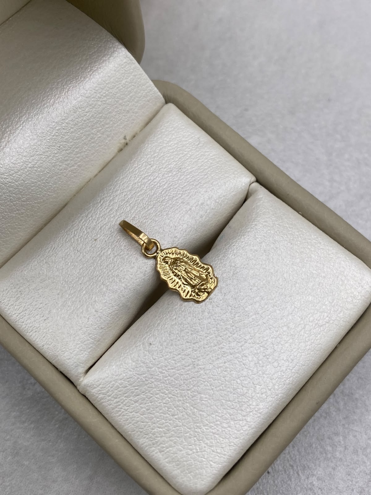 Dije silueta virgen de guadalupe  Oro amarillo 18k 0,36 Gr / 7,38 mm / 2,5 Cm