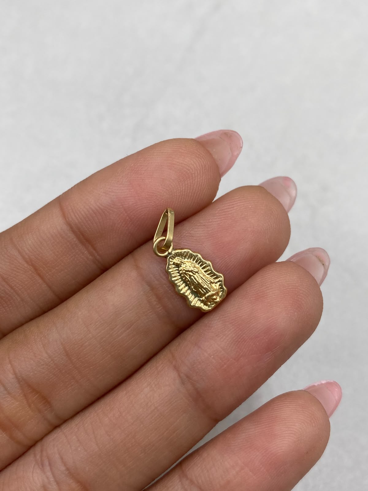 Dije silueta virgen de guadalupe  Oro amarillo 18k 0,36 Gr / 7,38 mm / 2,5 Cm