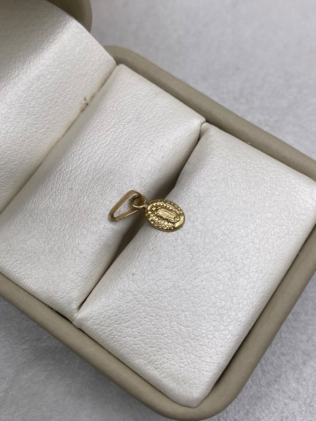 Dije mini virgen de guadalupe  Oro amarillo 18k 0,24 Gr / 5,4 mm / 1,5 Cm