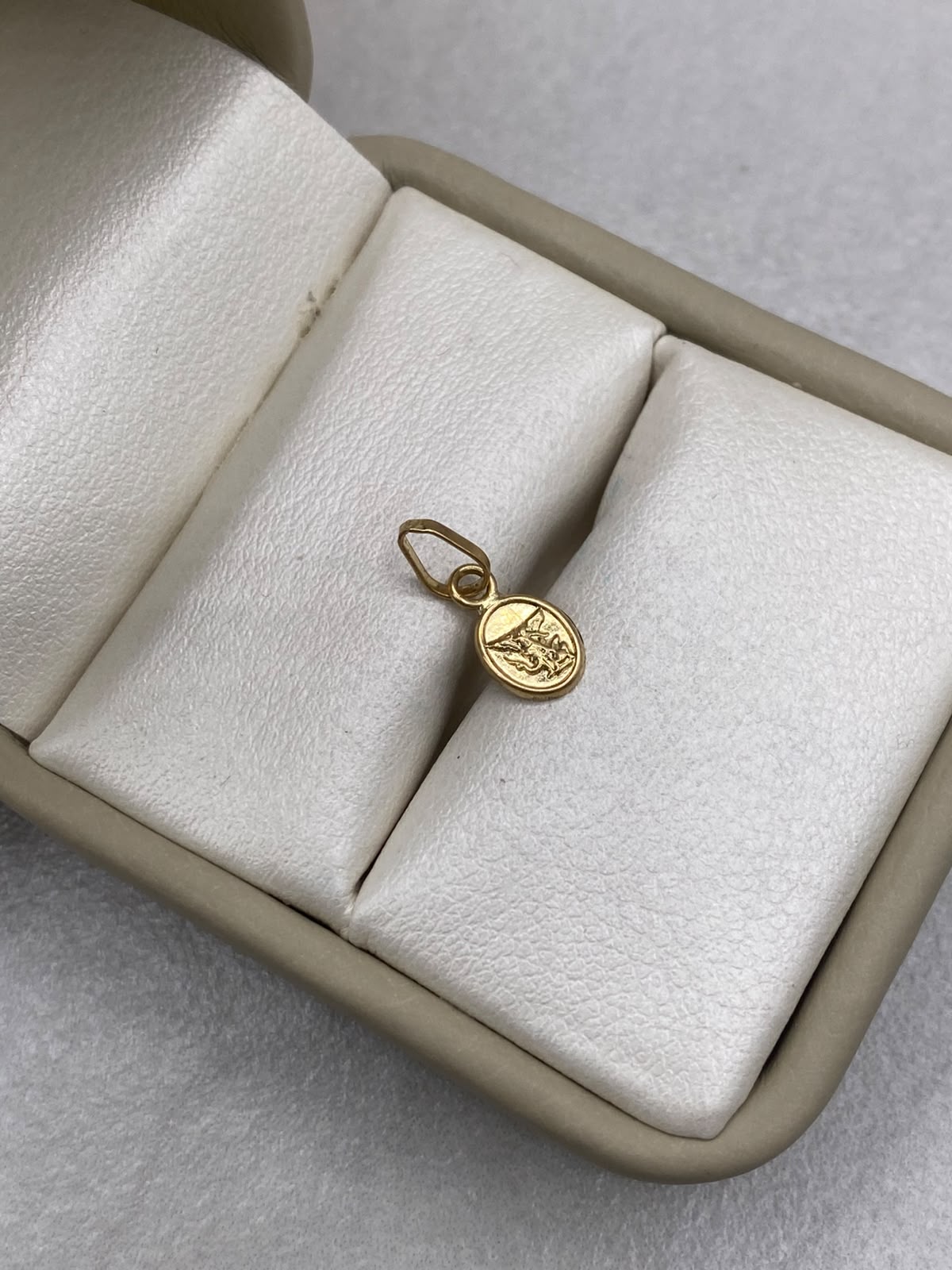 Dije mini san miguel de arcangel  Oro amarillo 18k 0,26 Gr / 5,80 mm / 1,5 Cm