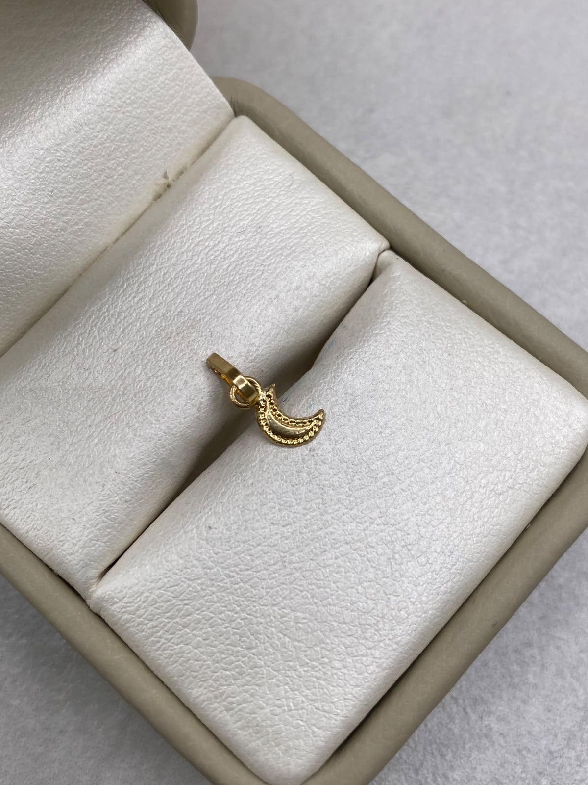 Dije media luna borde diamantado  Oro amarillo 18k 0,19 Gr / 4,0 mm / 1,0 Cm