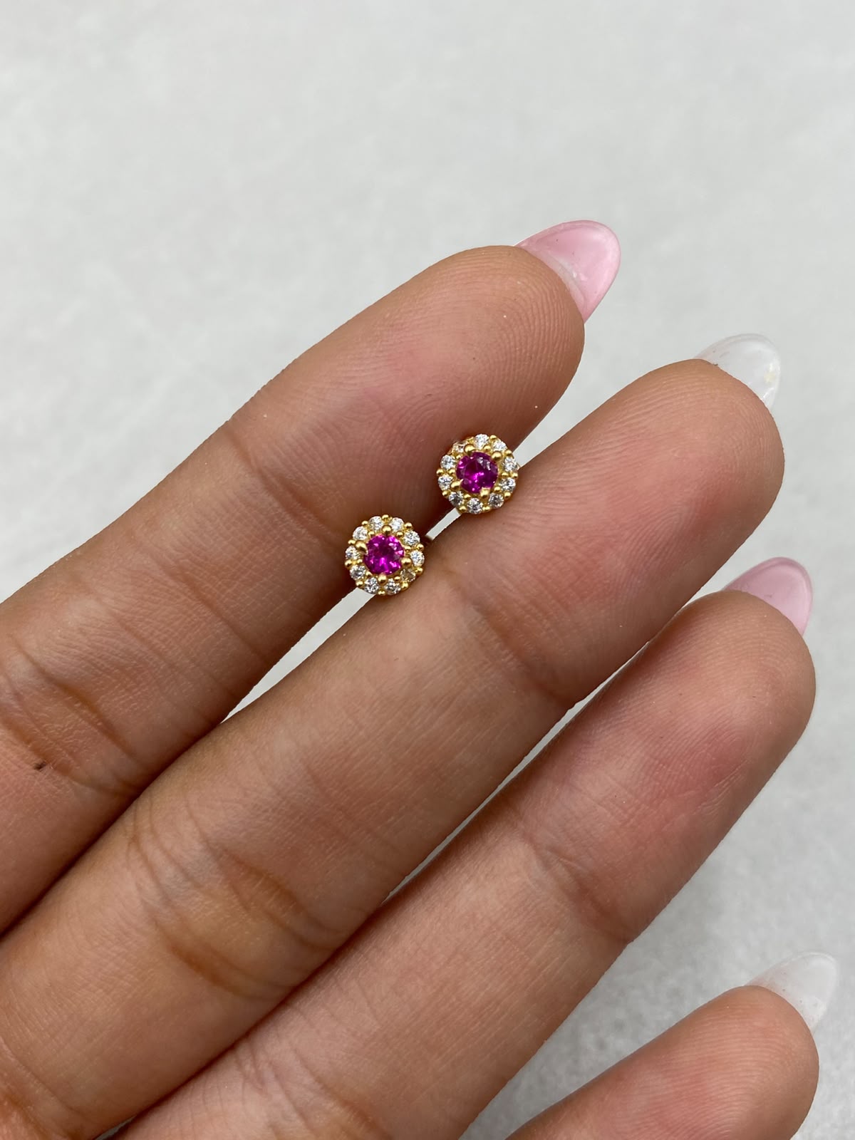 Topos circulo circon blanco con fucsia Oro amarillo 18k 1,06 Gr / 4,50 mm