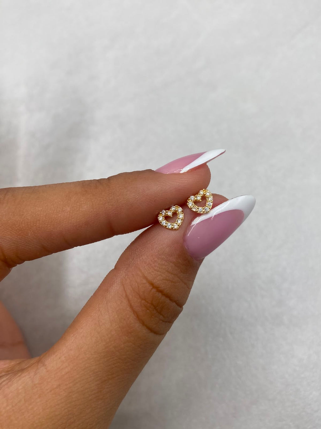 Topos corazon silueta circones blancos Oro amarillo 18k 0,66 Gr / 5 mm
