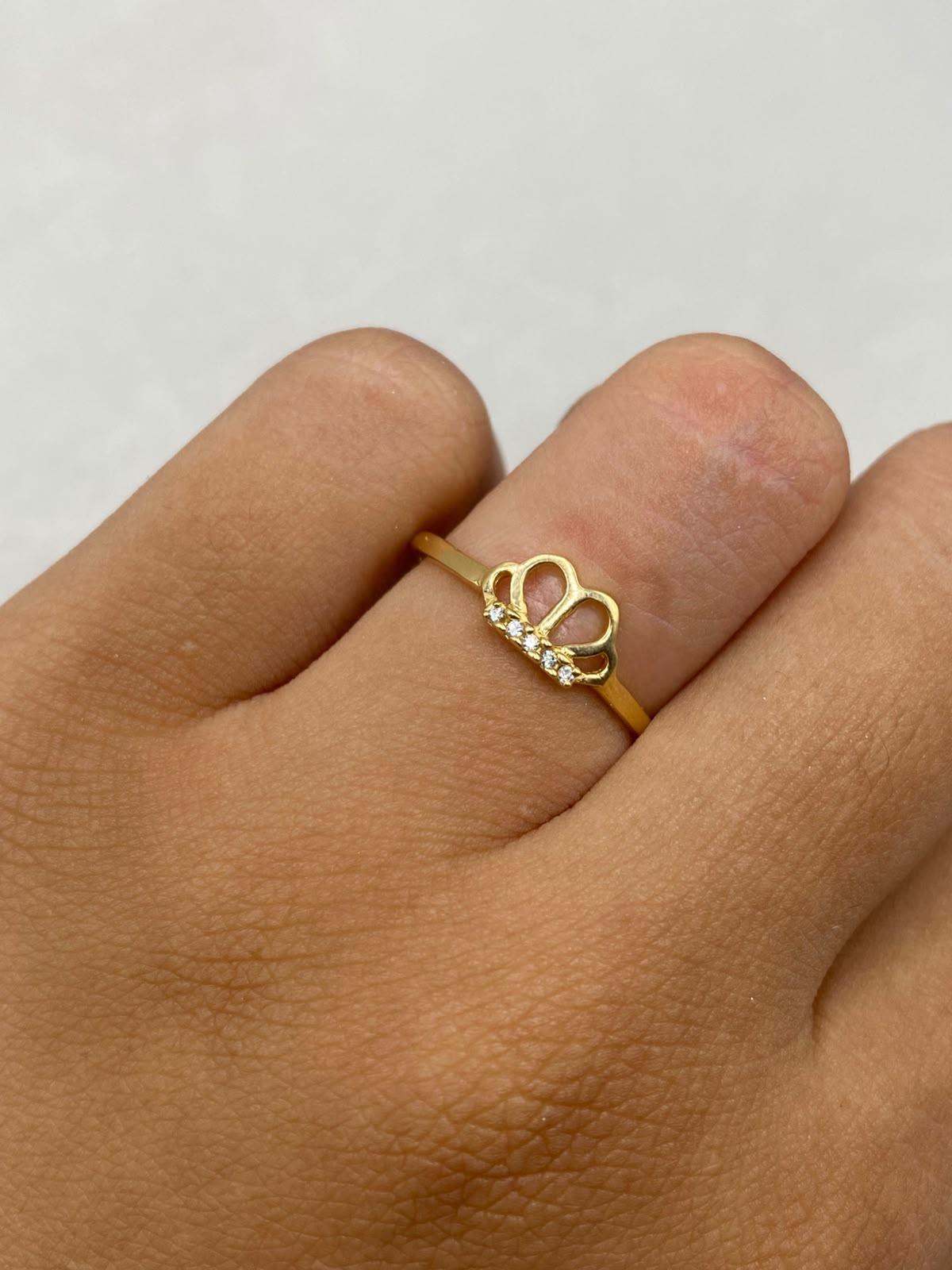 Anillo corona con circones blancos Oro amarillo 18k / Talla 7 1/2 / 1,45 Gr