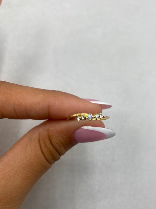 Anillo curvo con circones blancos Oro amarillo 18k / Talla 6 1/2 / 0,83 Gr / 1 mm