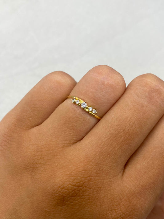Anillo curvo con circones blancos Oro amarillo 18k / Talla 6 1/2 / 0,83 Gr / 1 mm