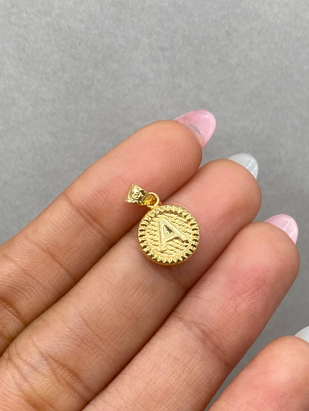 Dije letra a borde diamantado Oro amarillo 18k 0,5959 Gr / 10 mm / 2,7 Cm