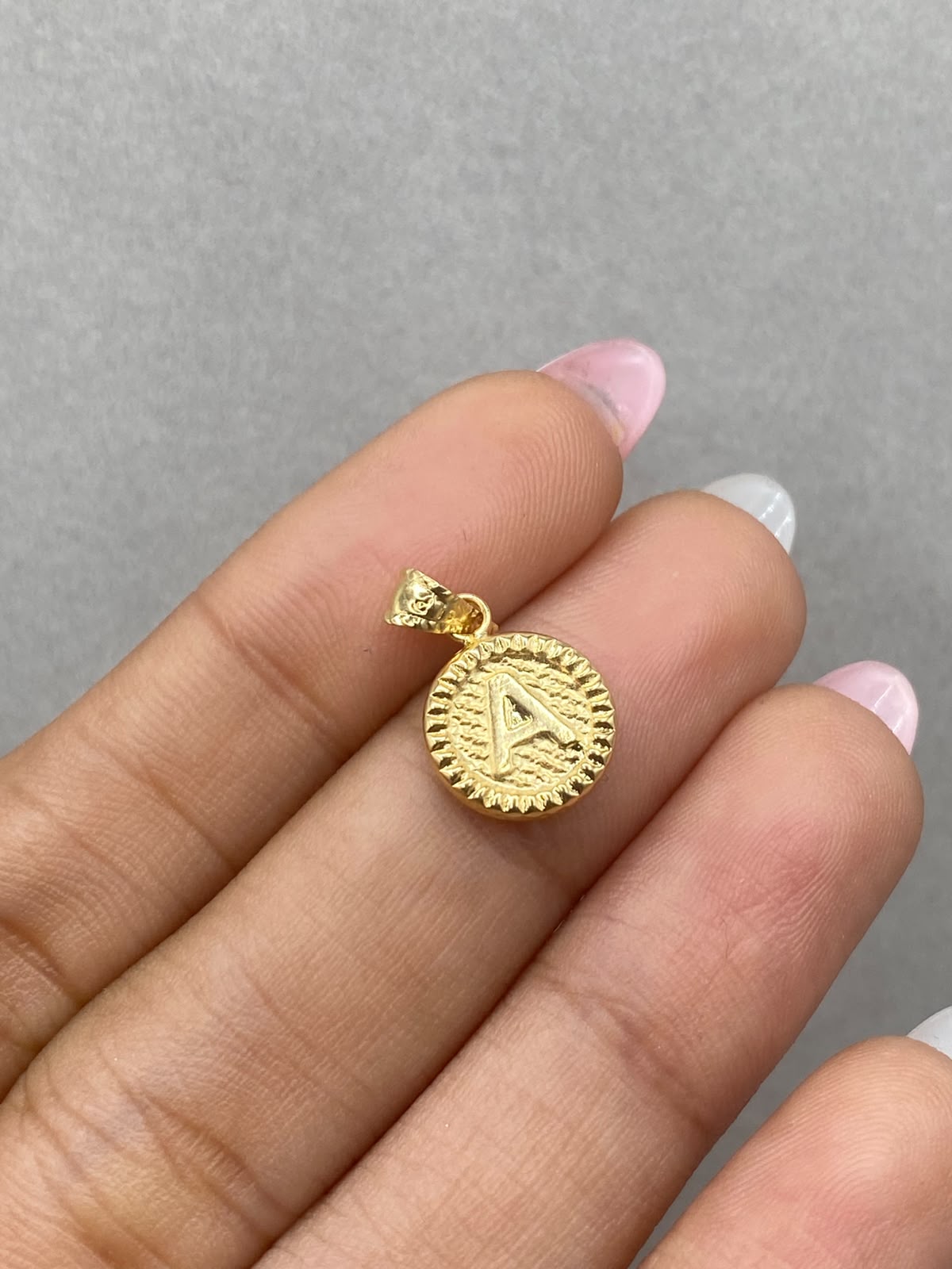 Dije letra a borde diamantado Oro amarillo 18k 0,5959 Gr / 10 mm / 2,7 Cm