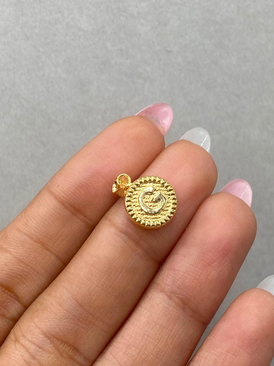 Dije letra g borde diamantado Oro amarillo 18k 0,57 Gr / 10 mm / 1,7 Cm