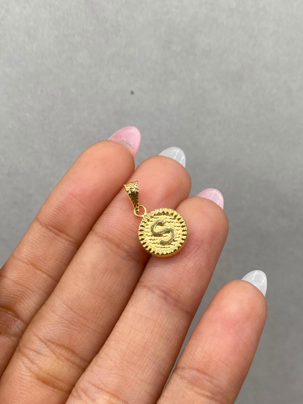 Dije letra s borde diamantado Oro amarillo 18k 0,57 Gr / 10 mm / 1,7 Cm