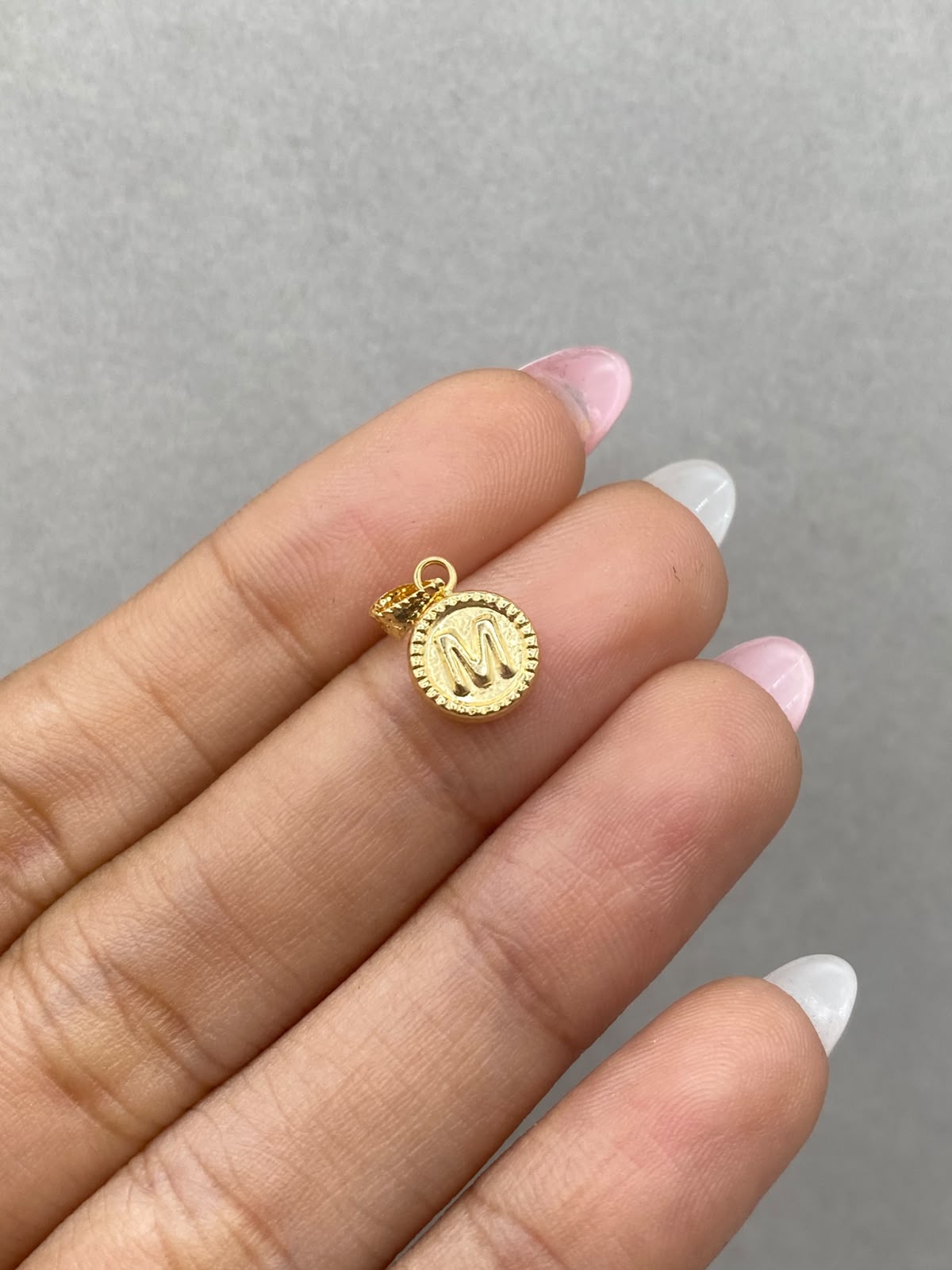 Dije letra m borde diamantado Oro amarillo 18k 0,42 Gr / 8 mm / 1,8 Cm
