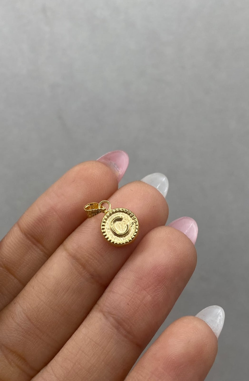 Dije letra C borde diamantado Oro amarillo 18k 0,41 Gr / 8 mm / 1,8 Cm