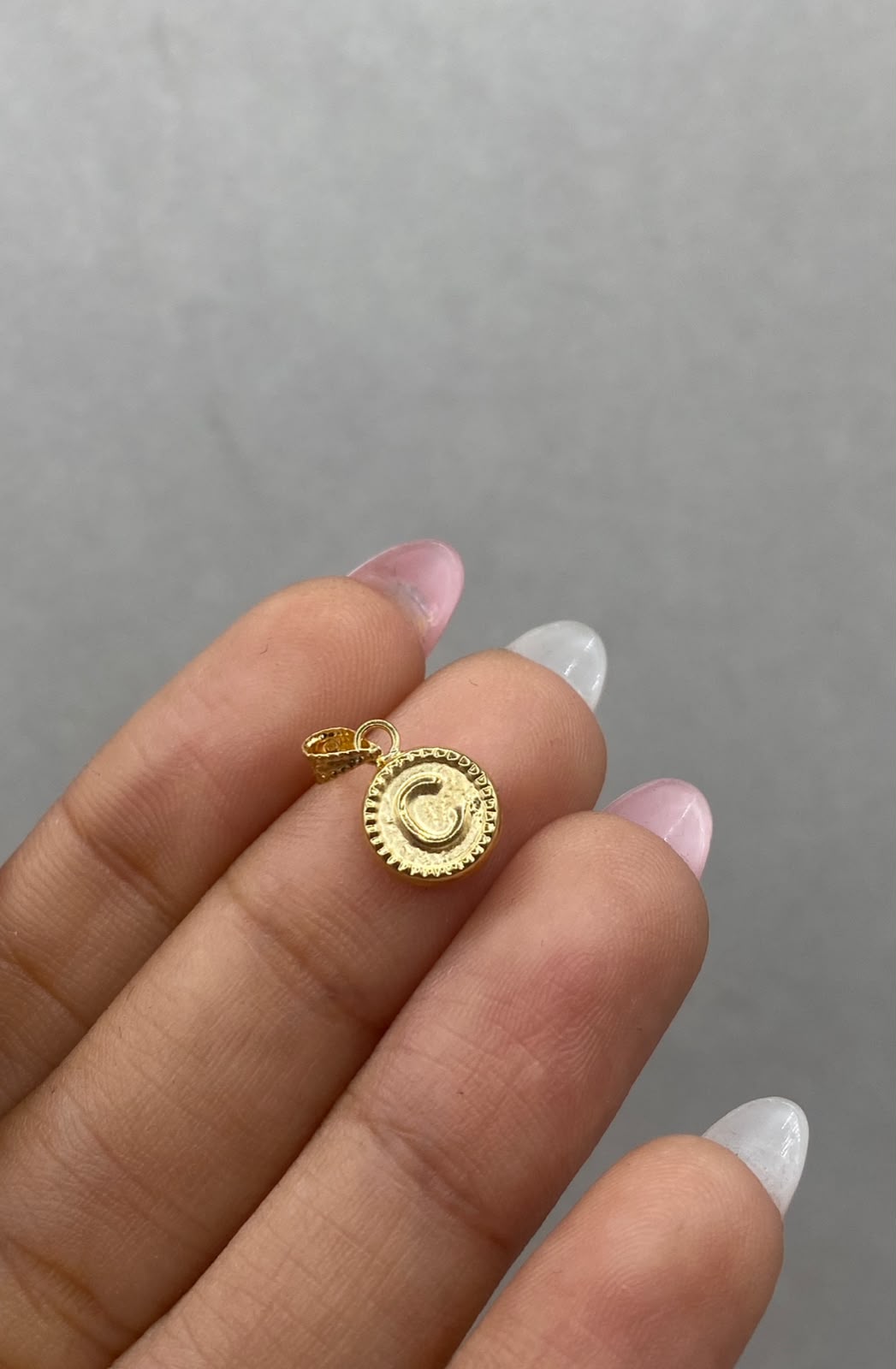Dije letra C borde diamantado Oro amarillo 18k 0,41 Gr / 8 mm / 1,8 Cm