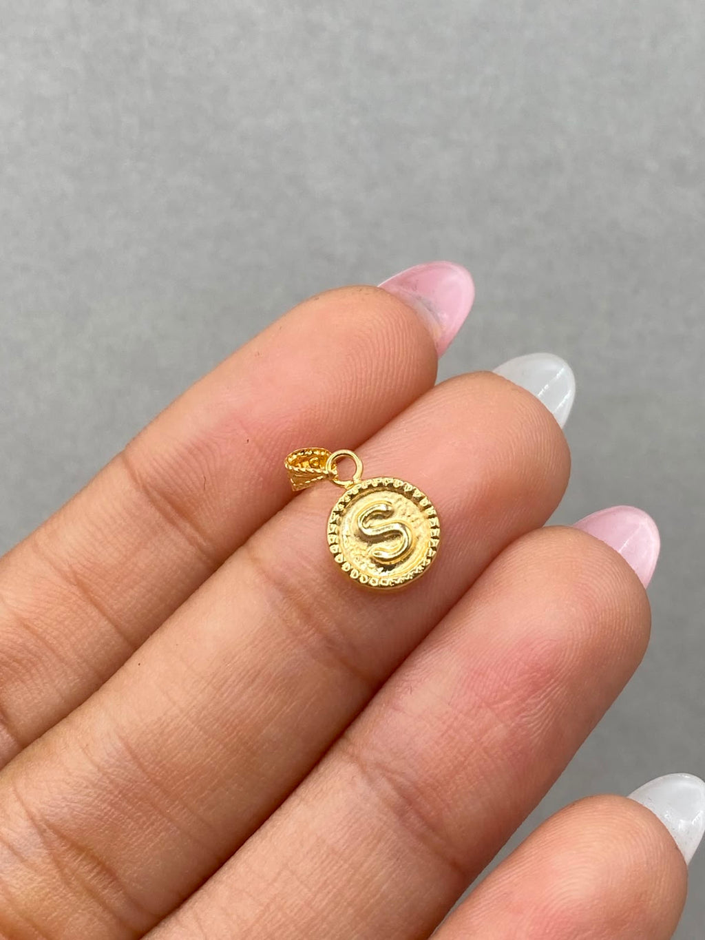Dije letra S borde diamantado Oro amarillo 18k 0,41 Gr / 8 mm / 1,8 Cm