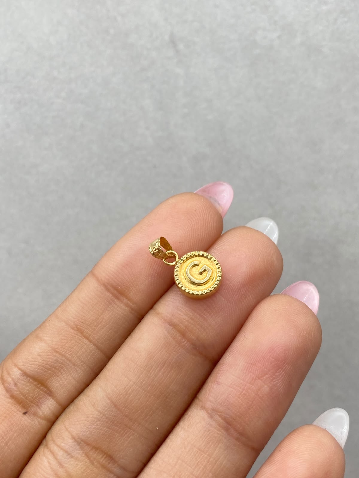 Dije letra G borde diamantado Oro amarillo 18k 0,44 Gr / 8 mm / 1,8 Cm