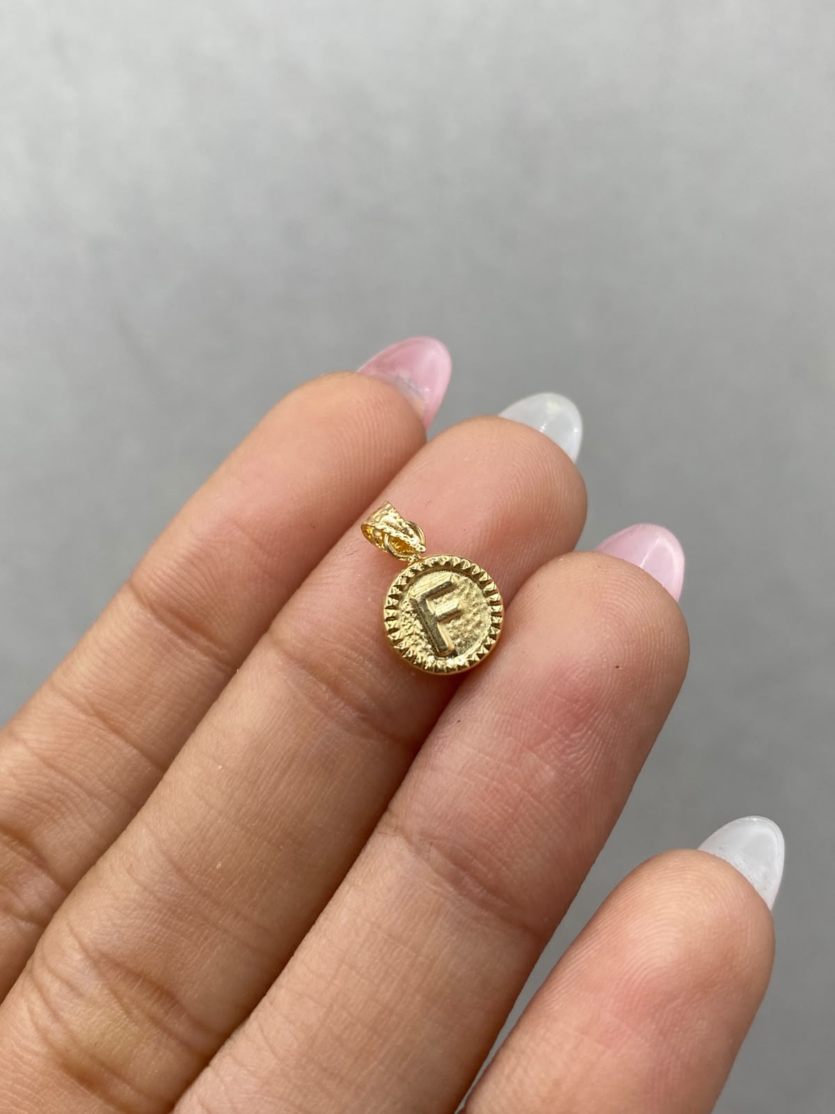 Dije letra  F borde diamantado Oro amarillo 18k 0,41 Gr / 8 mm / 1,8 Cm