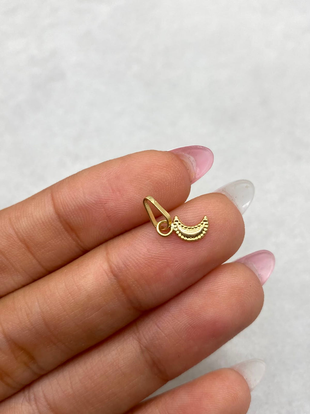 Dije media luna Oro amarillo 18k 0,19 Gr / 1,4 Cm
