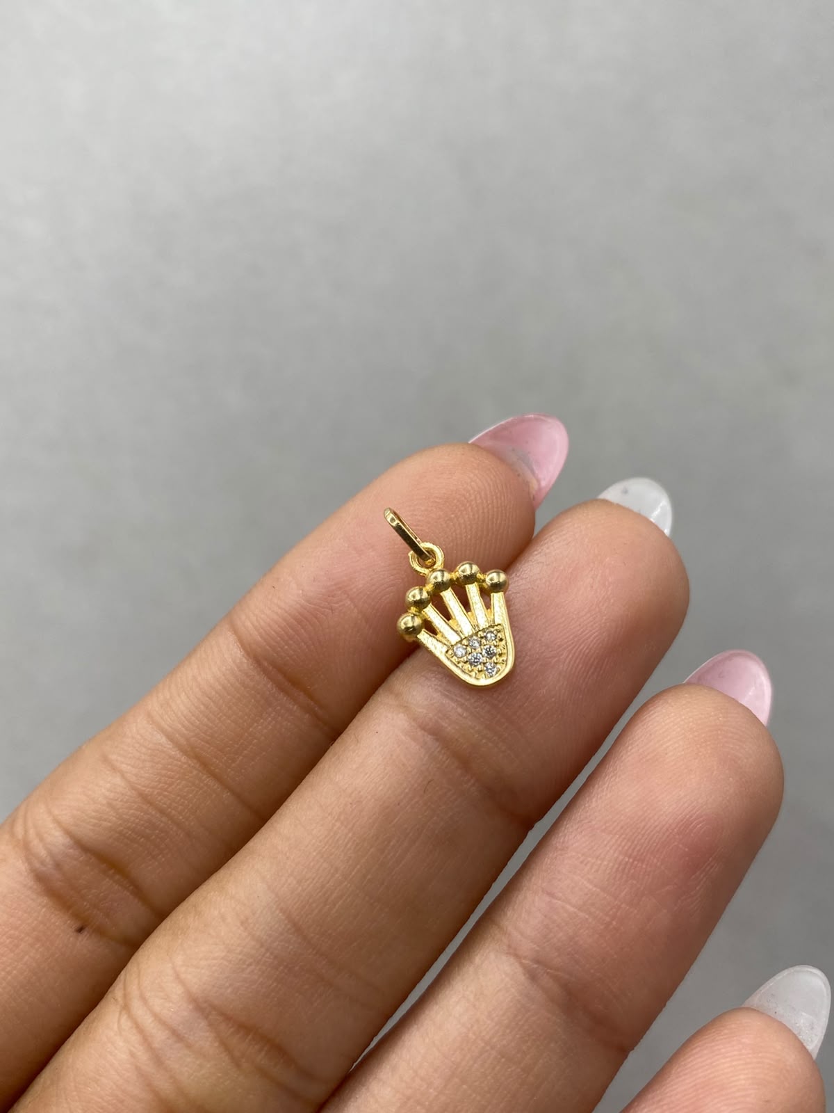Dije corona circones blancos Oro amarillo 18k 0,83 Gr / 8,82 mm / 1,0 Cm