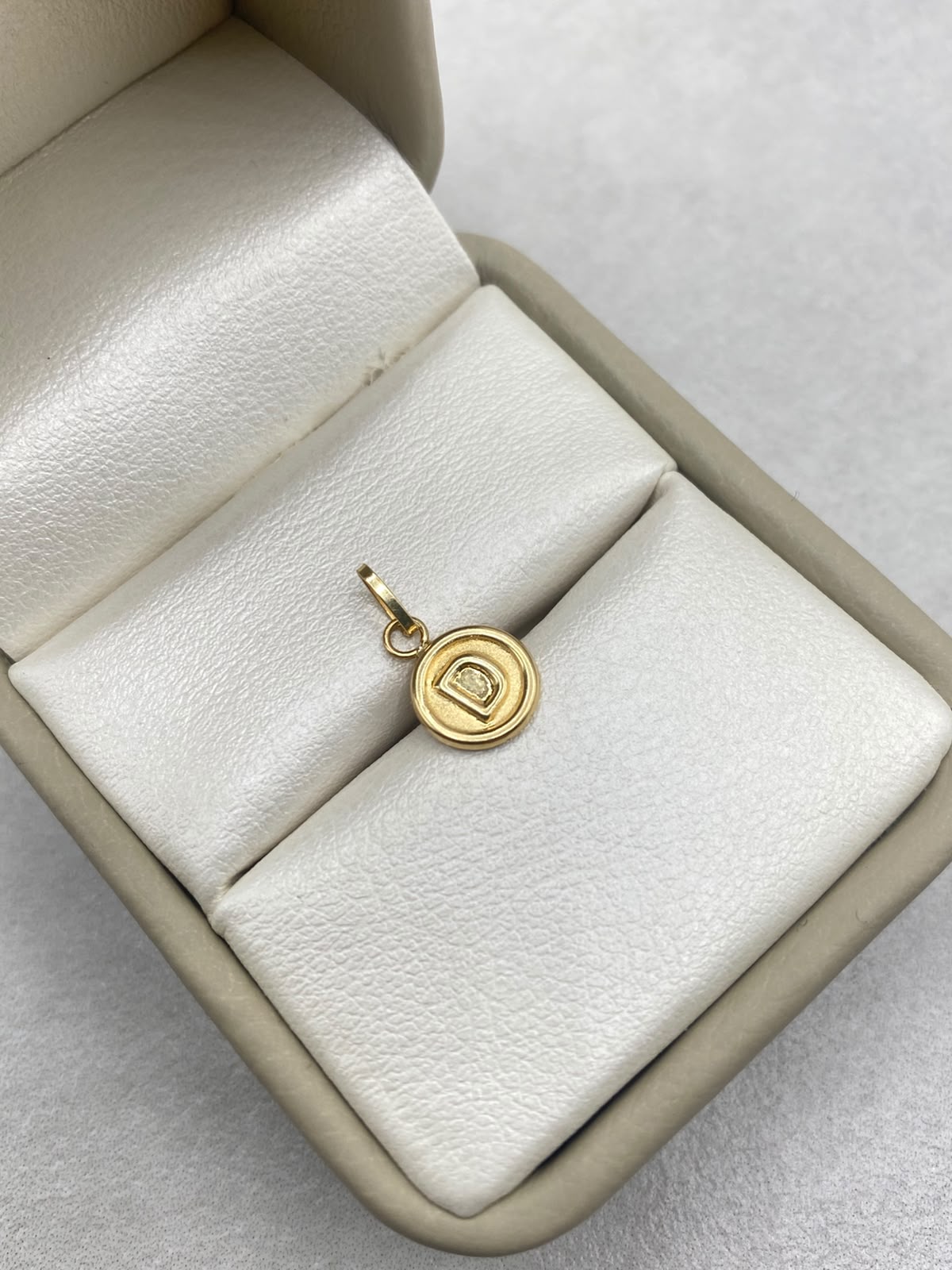 Dije Letra D Oro amarillo 18k 0,42 Gr / 8,17 mm / 0,8 Cm