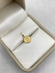 Dije Letra D Oro amarillo 18k 0,42 Gr / 8,17 mm / 0,8 Cm