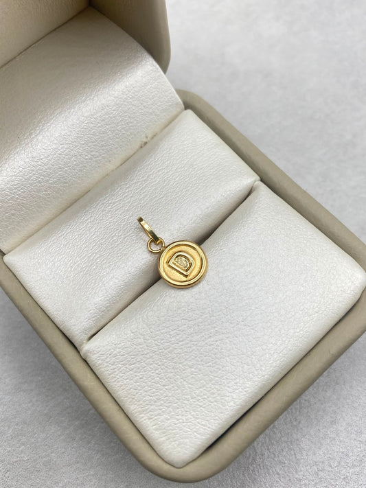 Dije Letra D Oro amarillo 18k 0,42 Gr / 8,17 mm / 0,8 Cm