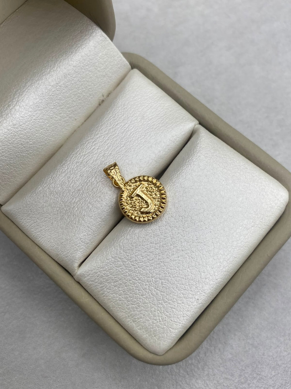 Dije circulo letra J borde diamantado  Oro amarillo 18k 0,58 Gr / 2,5 Cm