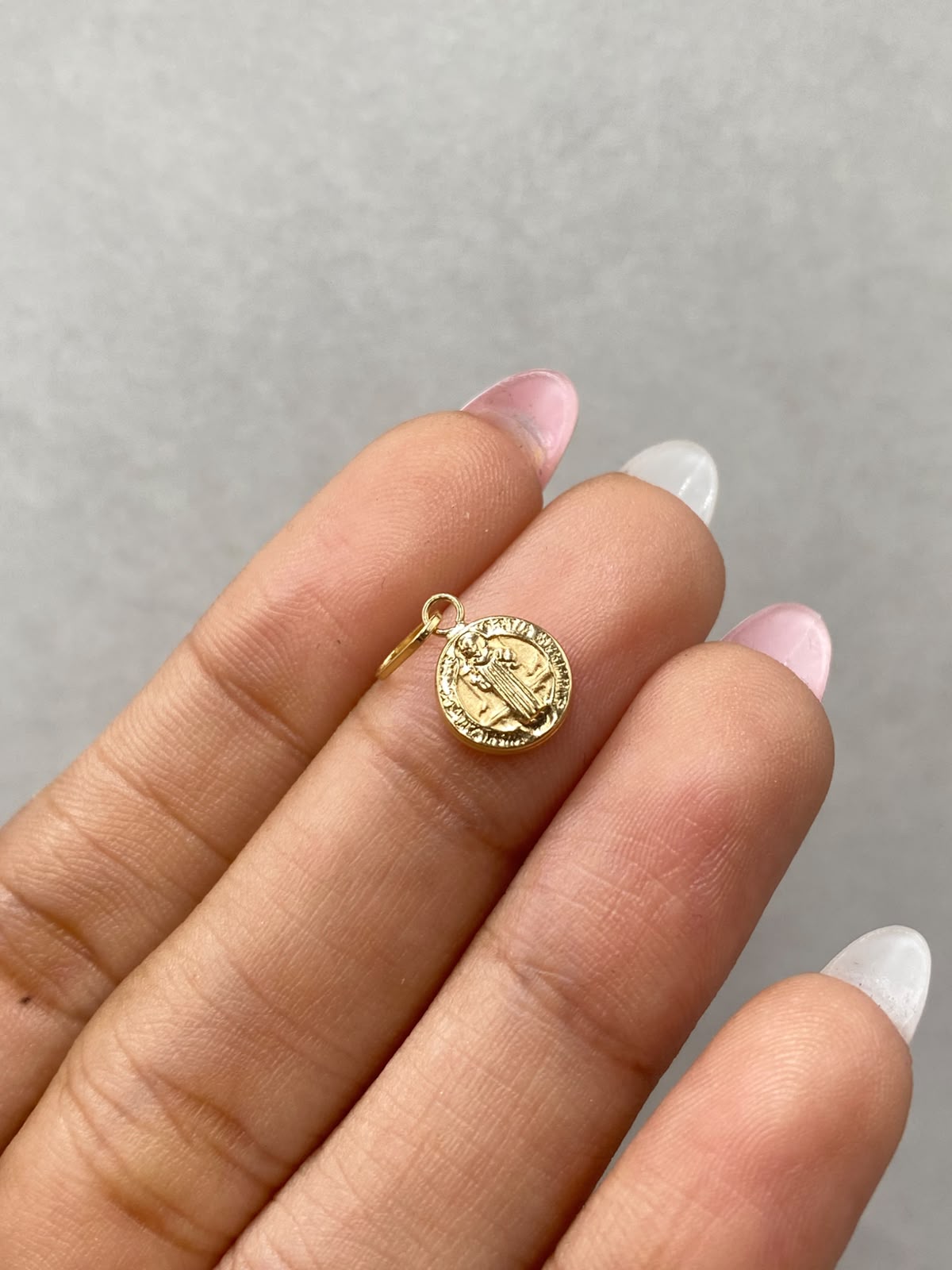 Dije san benito redondo  Oro amarillo 18k 0,38 Gr / 8 mm / 1,5 Cm
