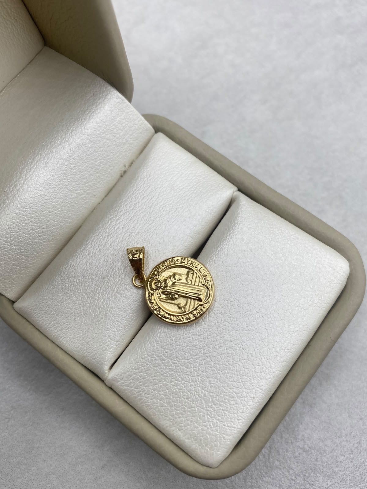 Dije san benito redondo troquelado Oro amarillo 18k 0,87 Gr / 1,2 mm / 2 Cm