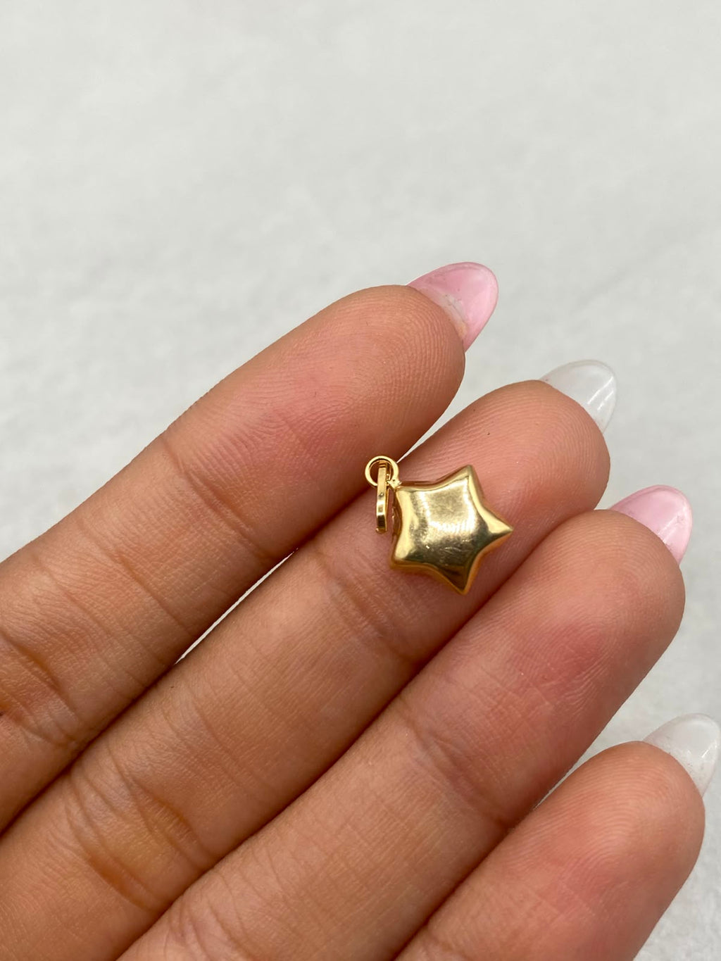 Dije estrella troquelada Oro amarillo 18k 0,46 Gr / 10 mm / 1,8 Cm