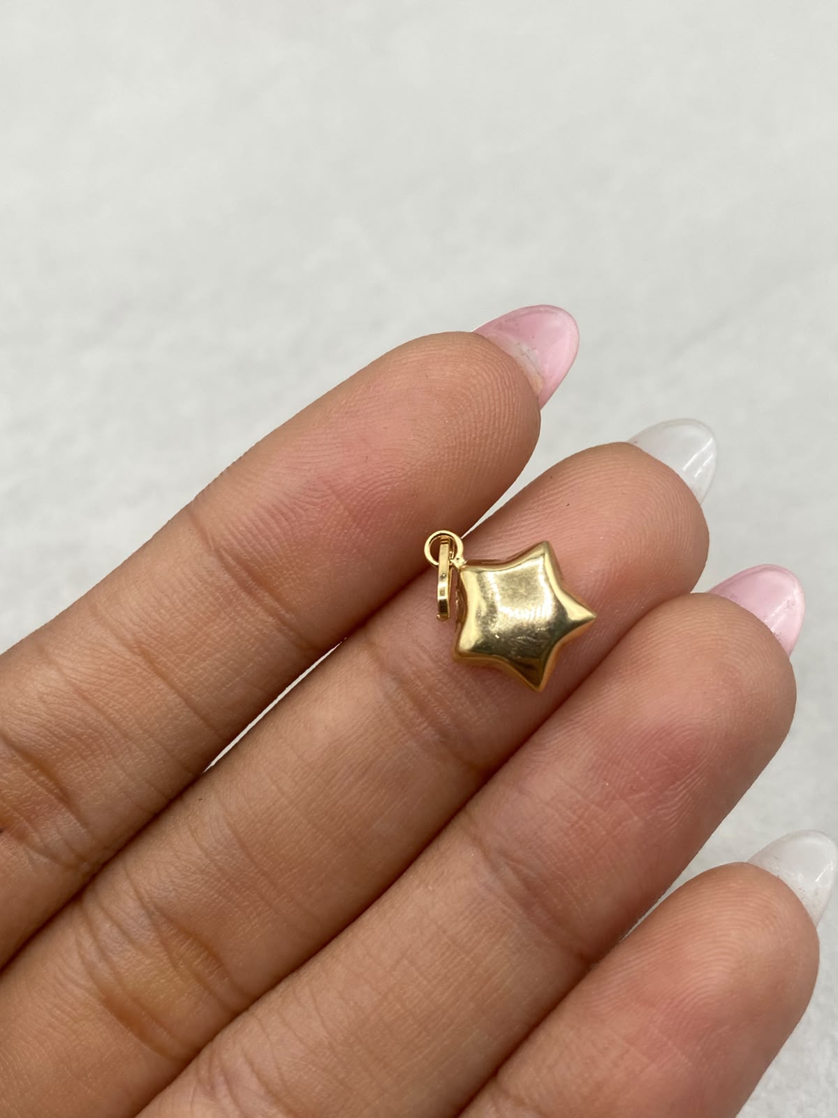 Dije estrella troquelada Oro amarillo 18k 0,46 Gr / 10 mm / 1,8 Cm